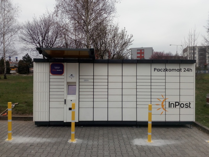 Parcel Locker BYT12A Na stacji paliw Moya