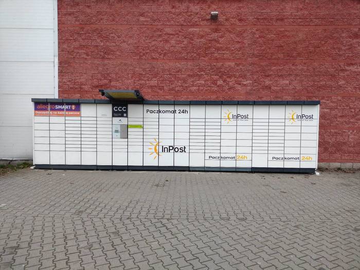 Paczkomat BYT13N Na bocznej ścianie Auchan