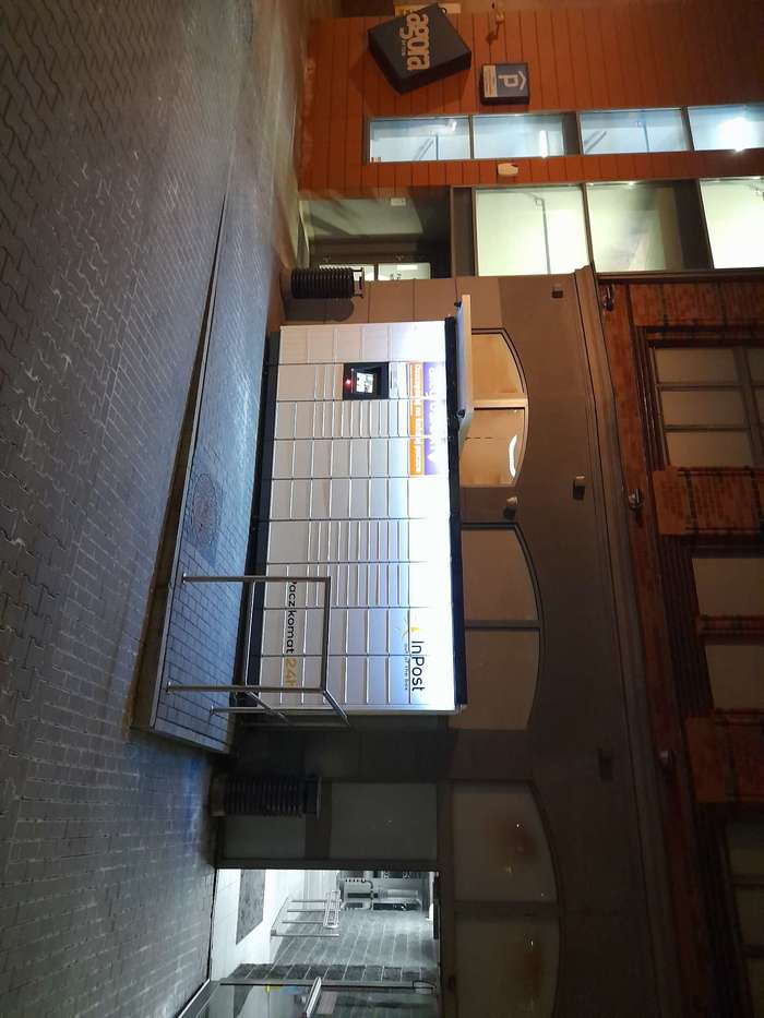 Parcel Locker BYT24M od strony ulicy Webera