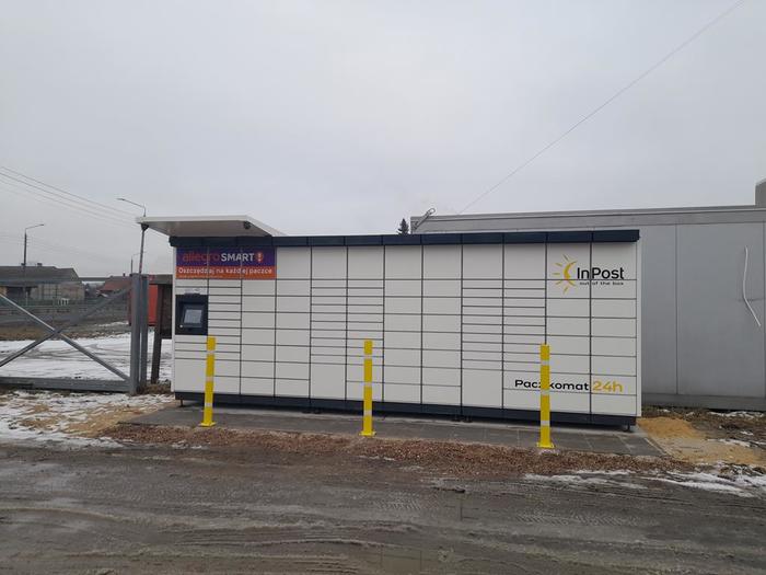Parcel Locker BYW01M Na skrzyżowaniu ulic Wrocławskiej i Malinowej