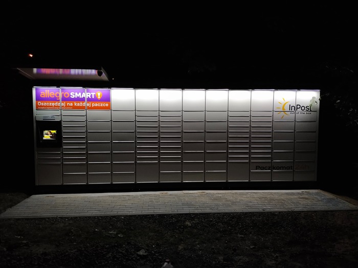 Paczkomat BYX02M parking obok sklepu