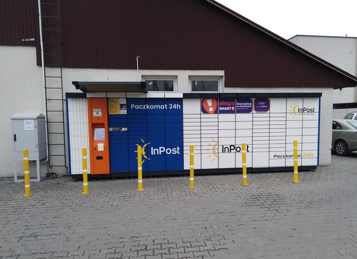 Paczkomat BZA01A Parking po prawej stronie budynku