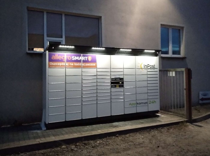 Parcel Locker BZES01BAPP przy budynku biurowym