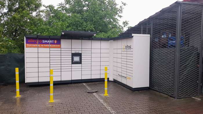 Parcel Locker BZJ01M Po lewej stronie od wejścia do sklepu.