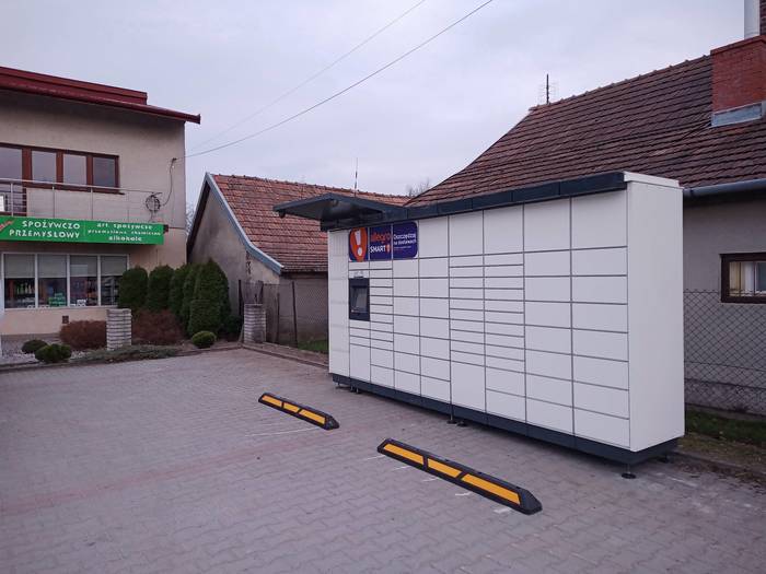 Paczkomat BZQ01M Na parkingu