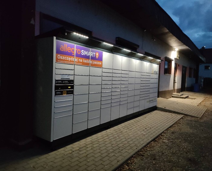 Paczkomat BZV01BAPP Przy sklepie motocyklowym