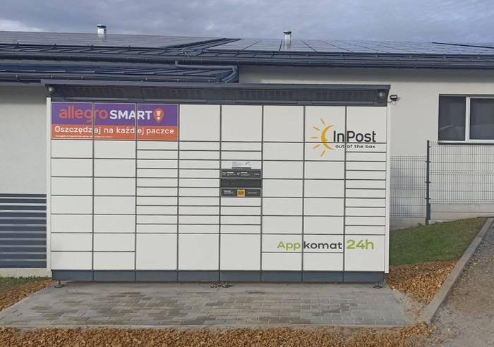Paczkomat CAC01BAPP Przy parkingu obok przy hali produkcyjnej
