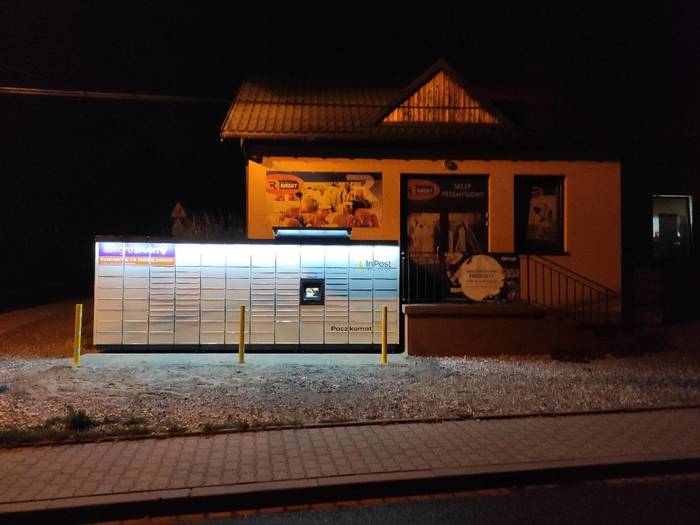 Paczkomat CAJ01M przy sklepie spożywczym Rabat