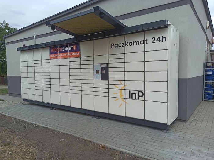 Paczkomat CAL01N Z boku sklepu