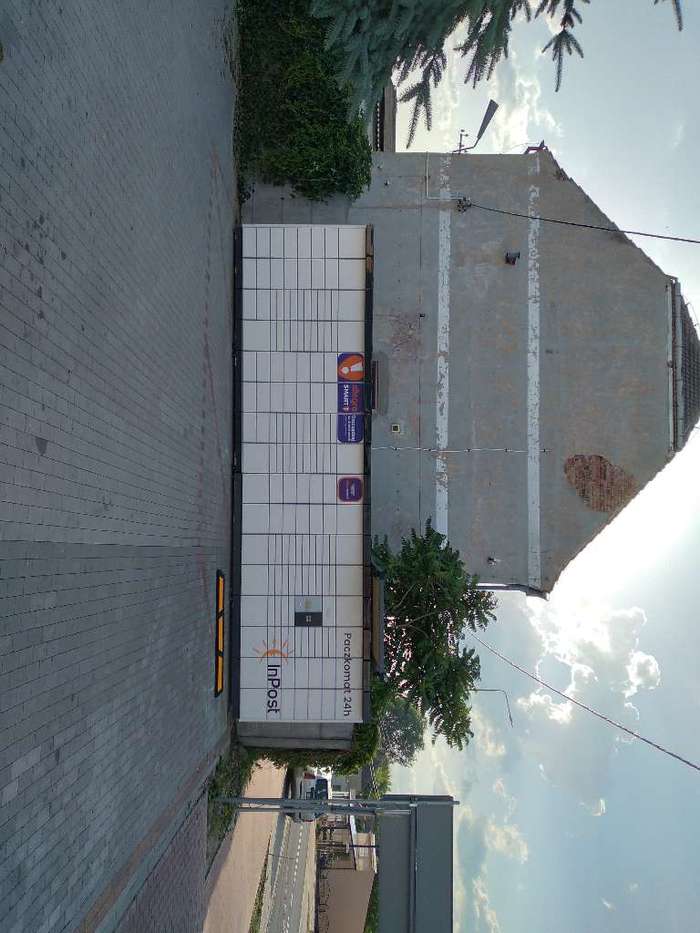 Paczkomat CBN01N na parkingu marketu "Słoneczko"