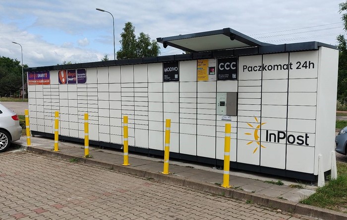 Paczkomat CBN02N na parkingu stacji paliw