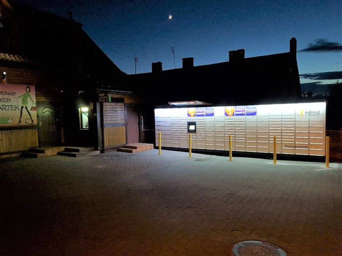 Paczkomat CCH02M Parking Biedronki