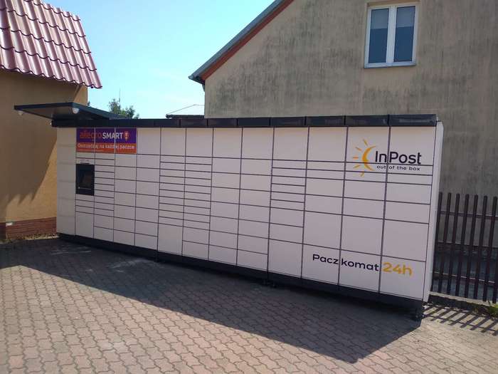 Paczkomat CCH03M przy sklepie spożywczym