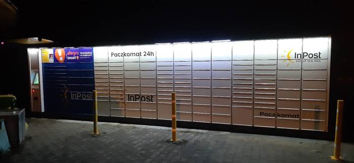 Paczkomat CCO01A Obok sklepu spożywczego przy OSP