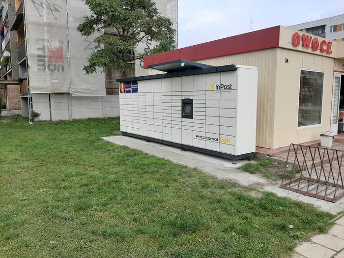 Paczkomat CCW02M Po lewej stronie od wejścia do sklepu