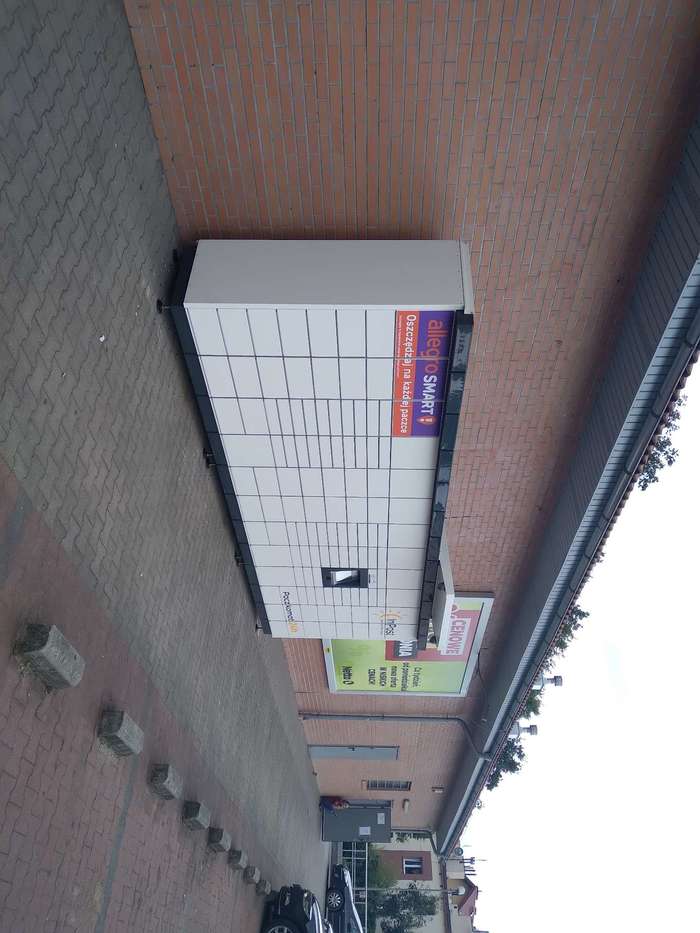 Paczkomat CCW03M Obok wejścia do Netto
