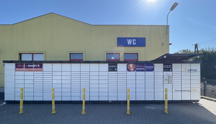 Paczkomat CCX01N Na stacji paliw Moya