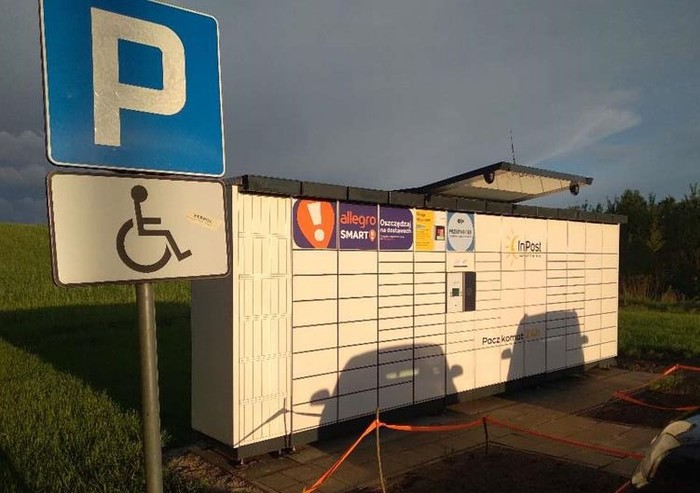 Paczkomat CDA01N przy stacji paliw