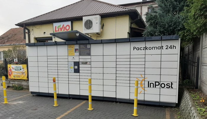 Paczkomat CDZ01N Na parkingu przy sklepie Livio