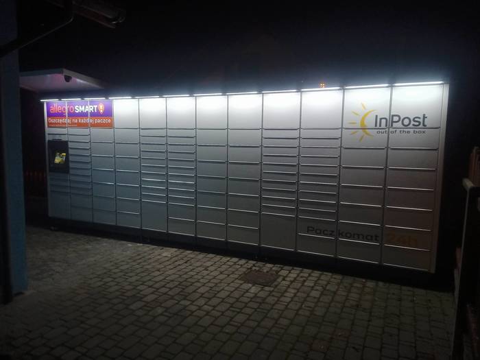 Paczkomat CEC02M obok sklepu odzieżowego