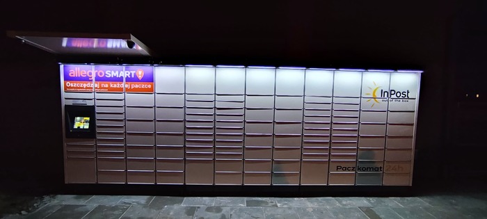 Parcel Locker CEH01M z boku budynku O.S.P. Czernichów