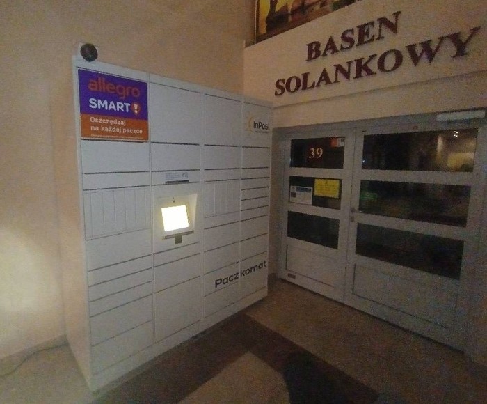 Paczkomat CEI01HP W holu Sanatorium
