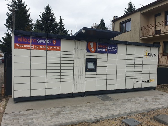 Paczkomat CEI02M Na parkingu