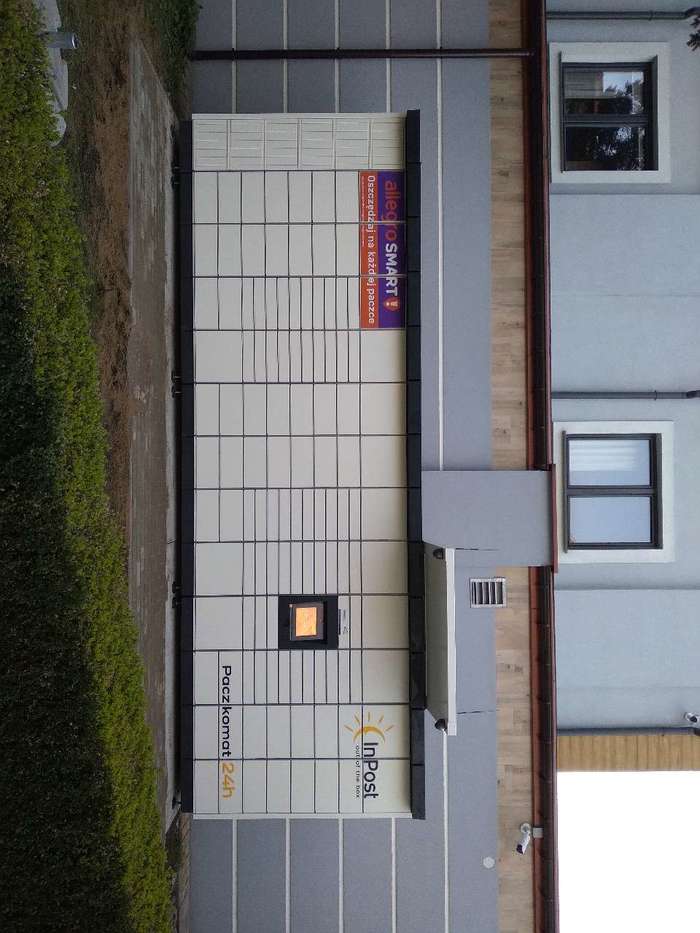 Paczkomat CEI05M na parkingu przy Pepco