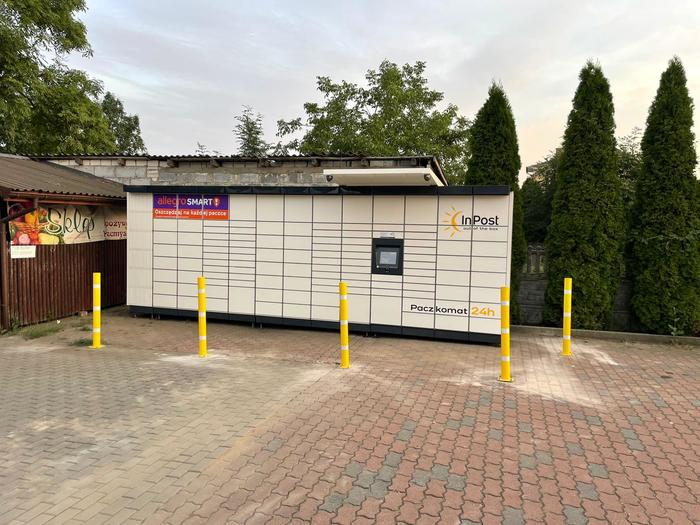 Parcel Locker CEQ01M parking przed sklepem