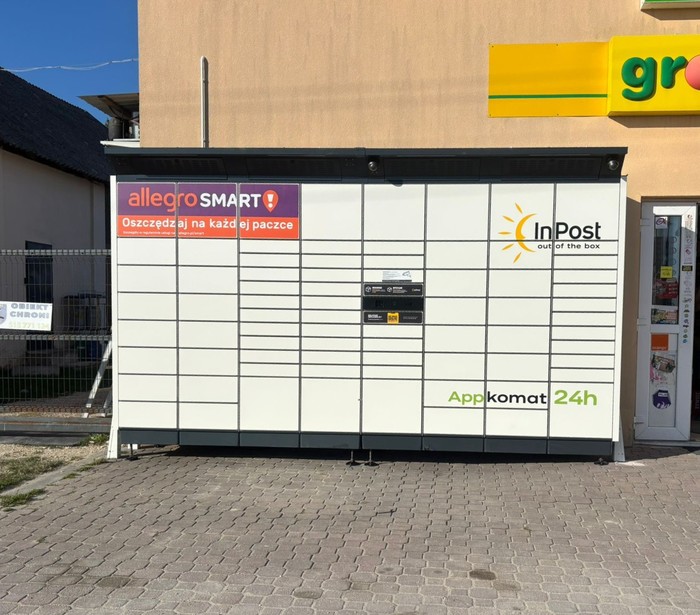 Paczkomat CEY01BAPP Przed sklepem