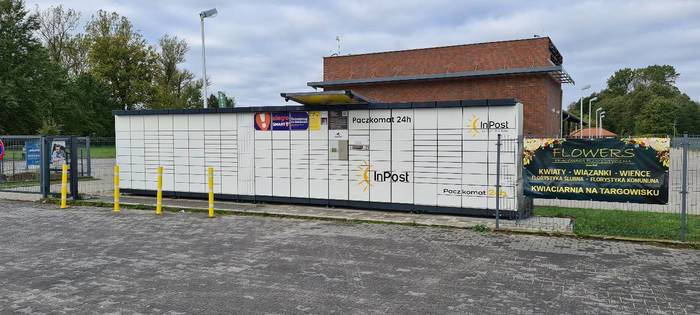 Paczkomat CGL01N Na parkingu przy stacji PKP