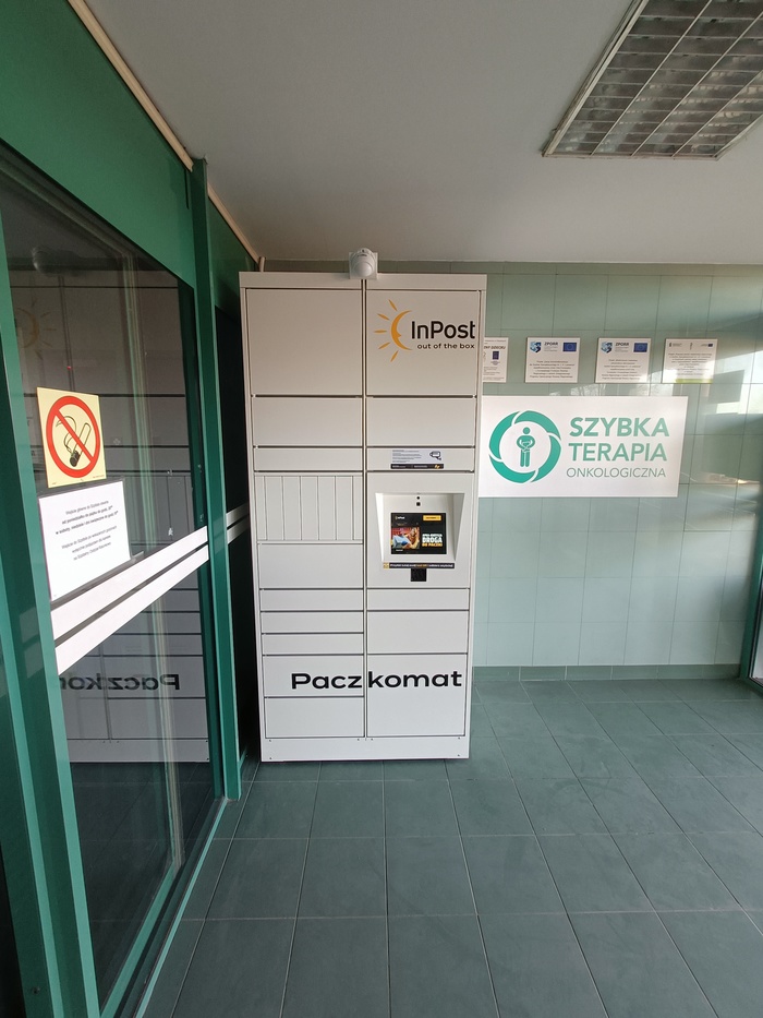 Paczkomat CHC01HP W łączniku na wejściu do szpitala