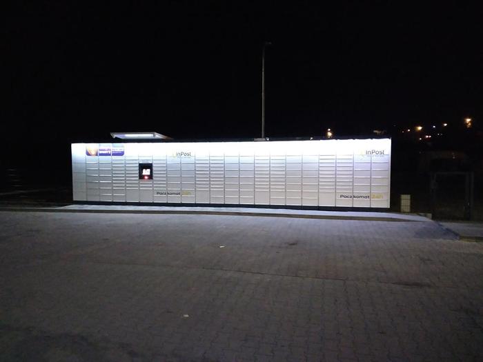 Paczkomat CHC02M parking przy wjeździe do autokomisu