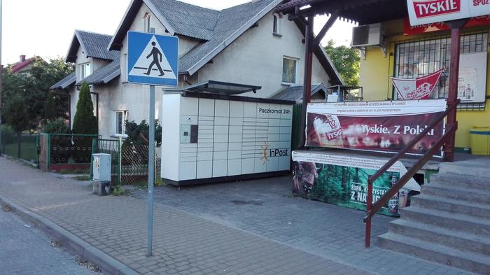 Paczkomat CHC03N przy budynku