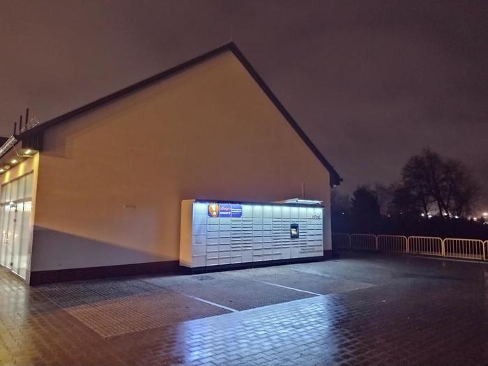 Paczkomat CHC06M przy sklepie