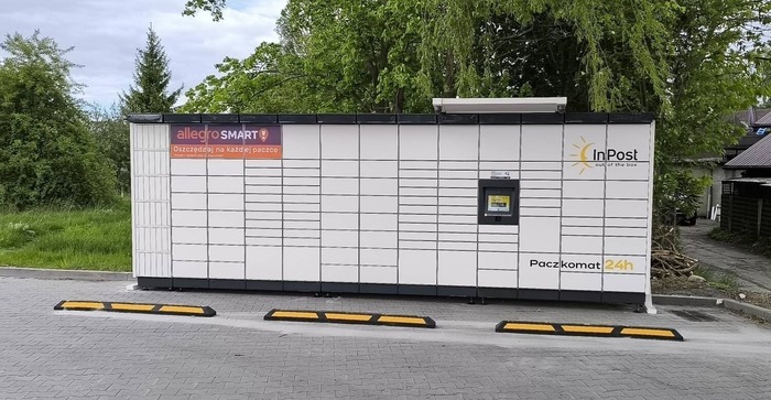 Paczkomat CHC17M Na parkingu przy sklepie Biedronka