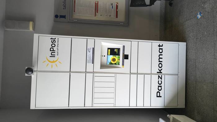 Paczkomat CHD02HP poczekalnia dworca PKP