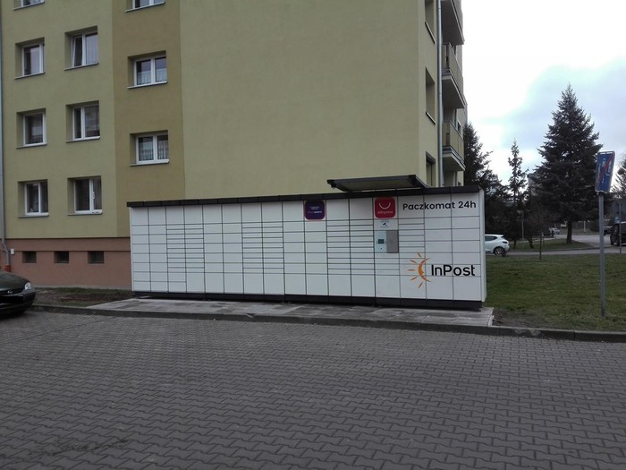 Paczkomat CHD02N Parking przy bloku mieszkalnym ul. Kaczorowskiego 12