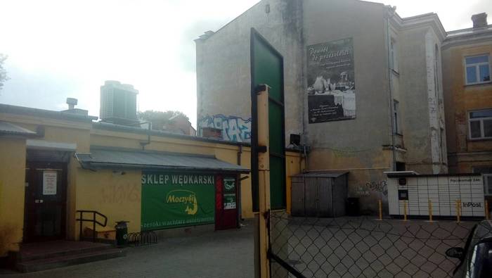 Paczkomat CHE01M Na parkingu za sklepem PSS Gama
