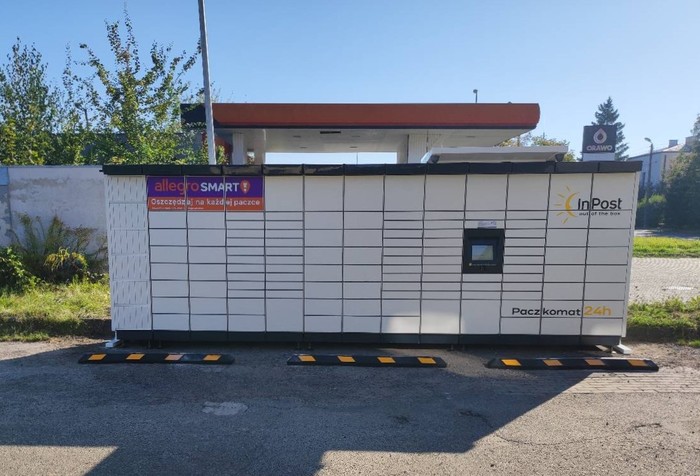Paczkomat CHE15M Przy wjeździe do Garażu Top Serwis