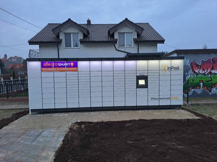 Paczkomat CHEL01M Przy sklepie spożywczym