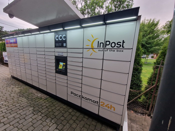 Paczkomat CHEV01M Sklep Groszek - przy lewej stronie parkingu