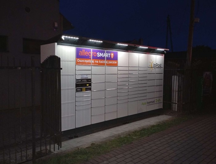 Paczkomat CHJ01BAPP przy parkingu