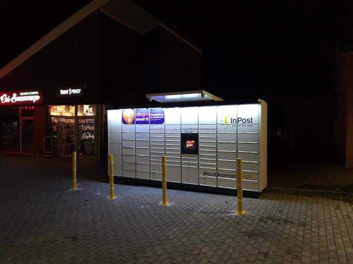 Paczkomat CHJ01M Na parkingu parku handlowego
