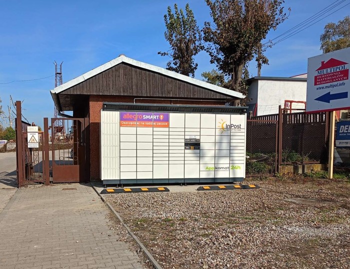 Paczkomat CHJ02BAPP przy parkingu