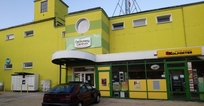 Paczkomat CHK01M Po lewej stronie od wejścia do sklepu Delikatesy Centrum