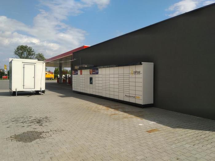 Paczkomat CHK02M boczna ściana przy stacji paliw