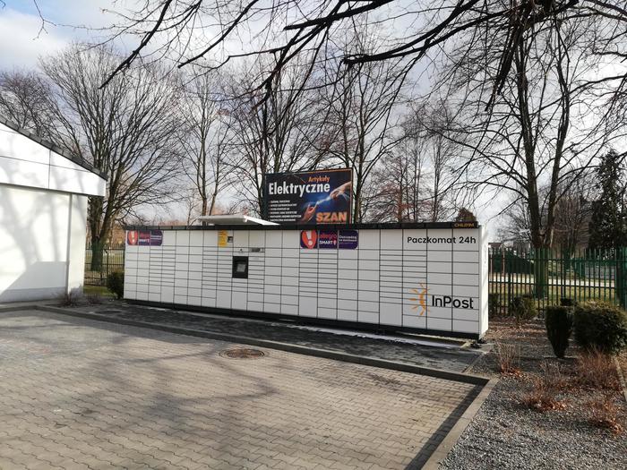 Paczkomat CHL01M Na parkingu sklepu Lidl