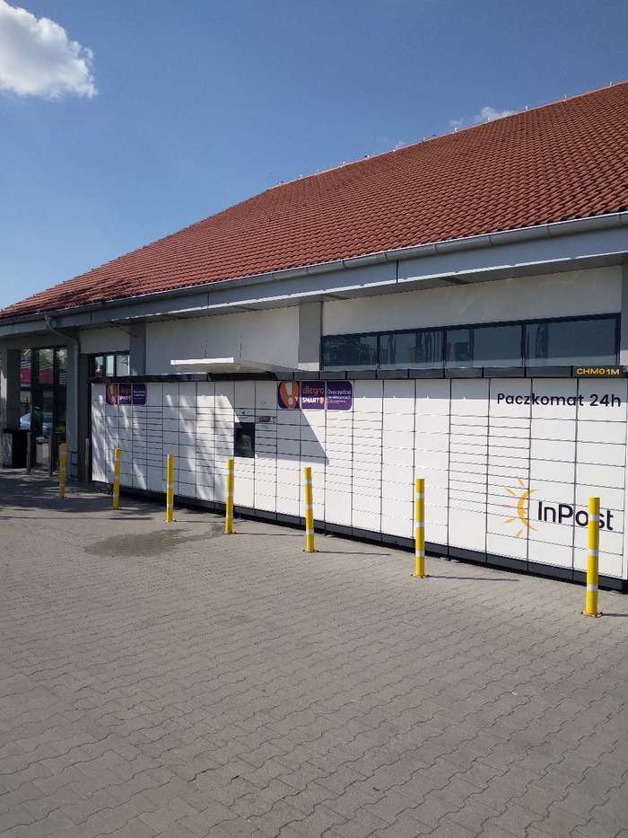 Paczkomat CHM01M Na prawo od wejścia do sklepu Lidl