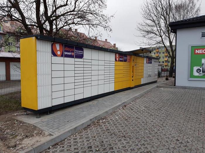 Paczkomat CHM03A Na parkingu